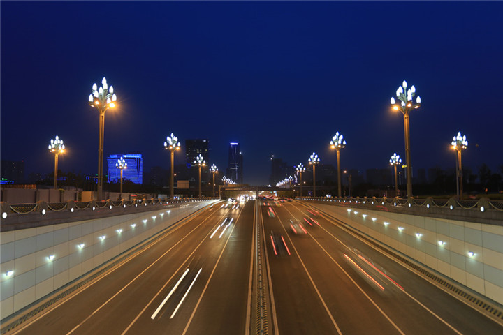 003 天府大道高新区段在玉兰灯的装饰下尽显城市的繁华